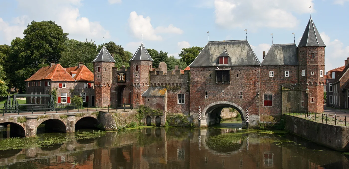 De Koppelpoort in Amersfoort, weerspiegeld in het water